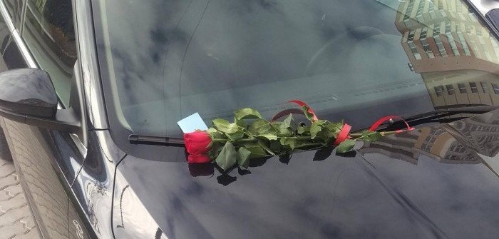 O şoferiţă din Chişinău a găsit pe maşină un buchet de flori cu un mesaj. Iată ce a citit