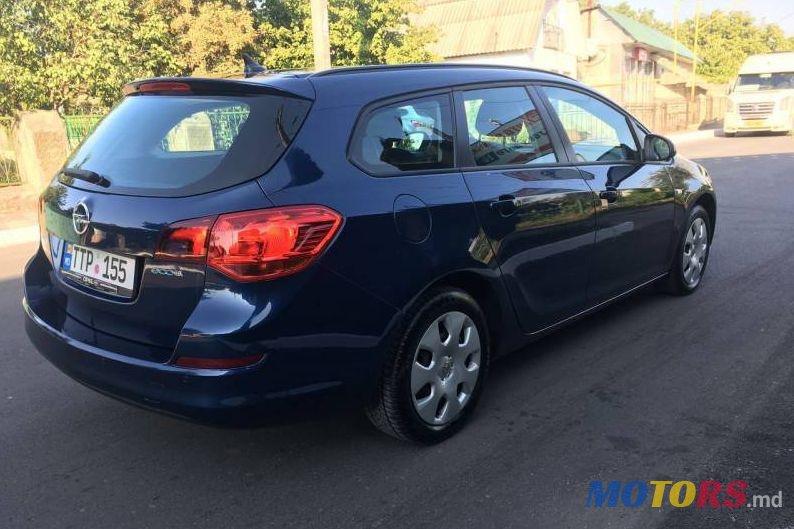 2011' Opel Astra photo #1