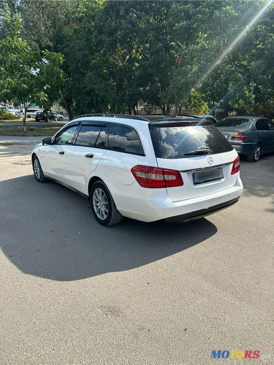 2011' Mercedes-Benz E-Class photo #3