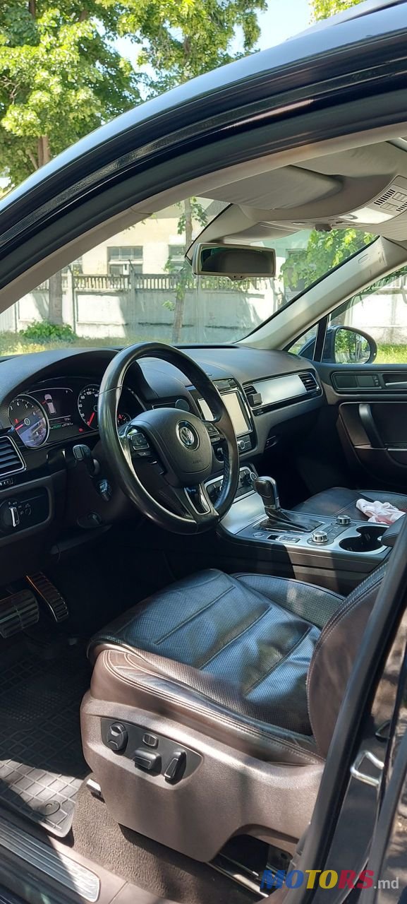 2011' Volkswagen Touareg photo #6