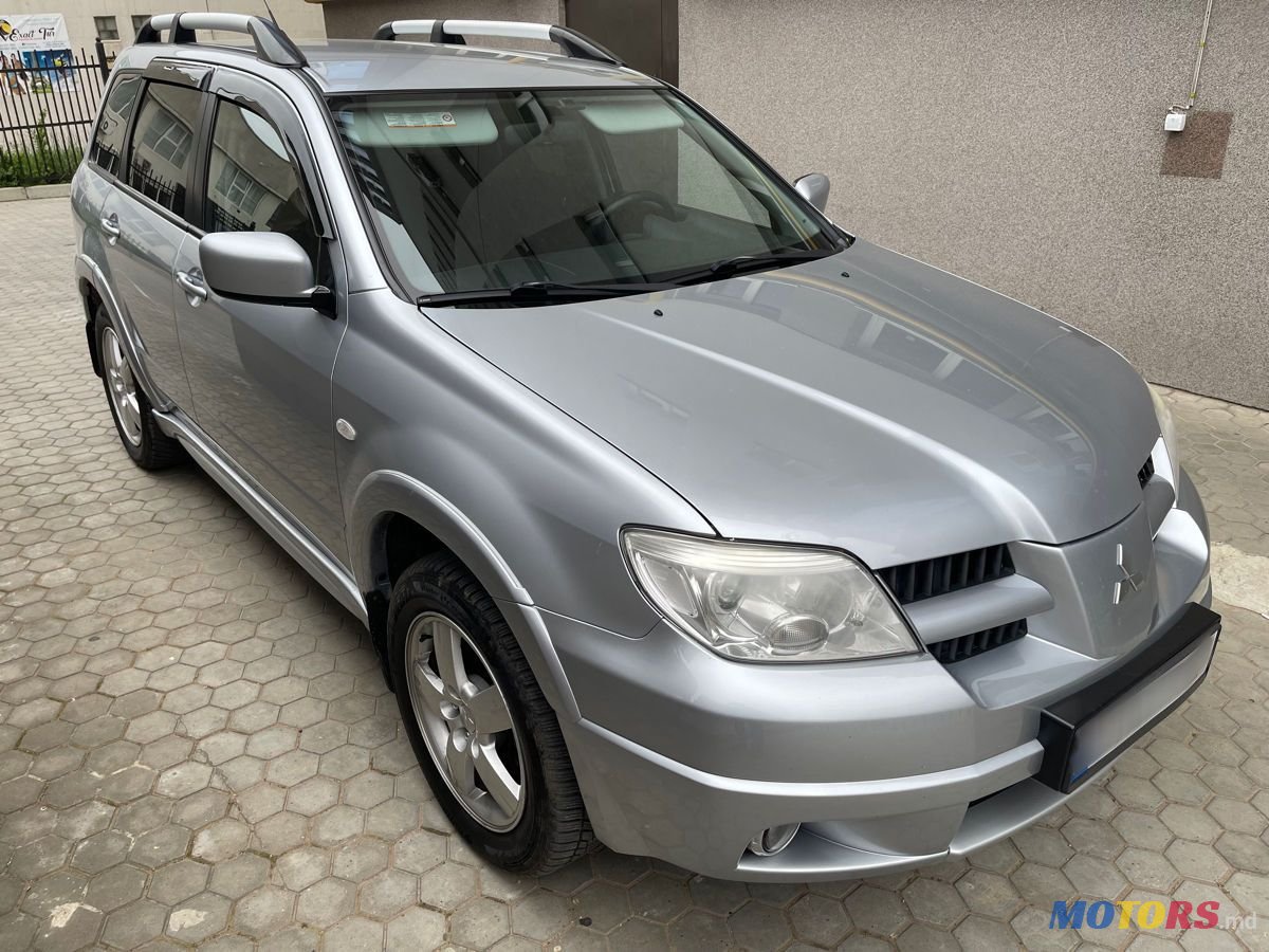 2009' Mitsubishi Outlander photo #1