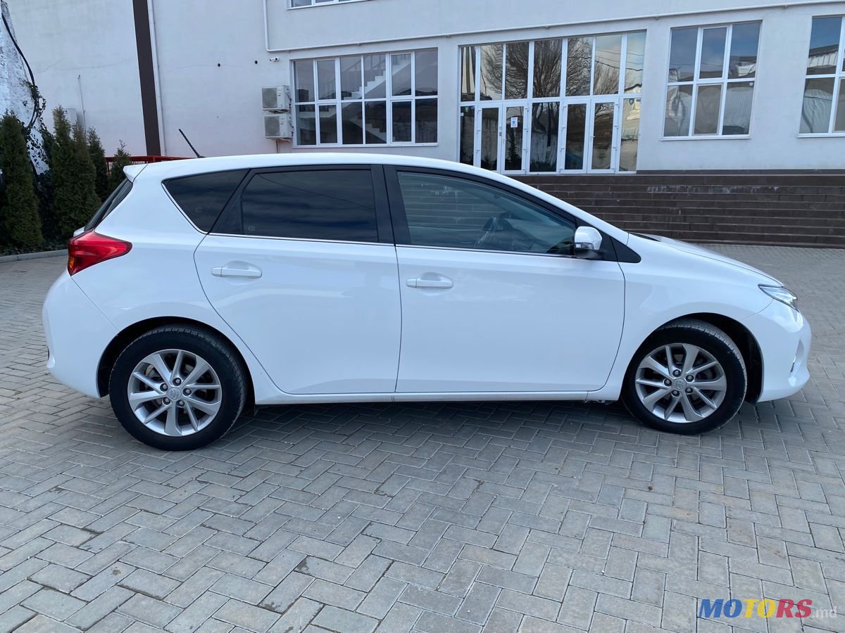 2013' Toyota Auris photo #5