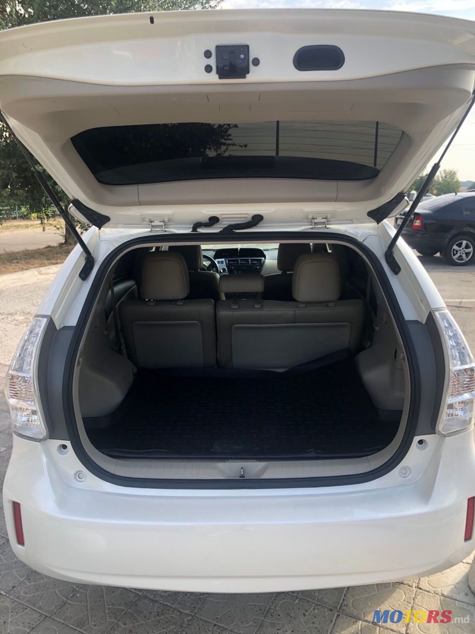 2014' Toyota Prius v photo #2