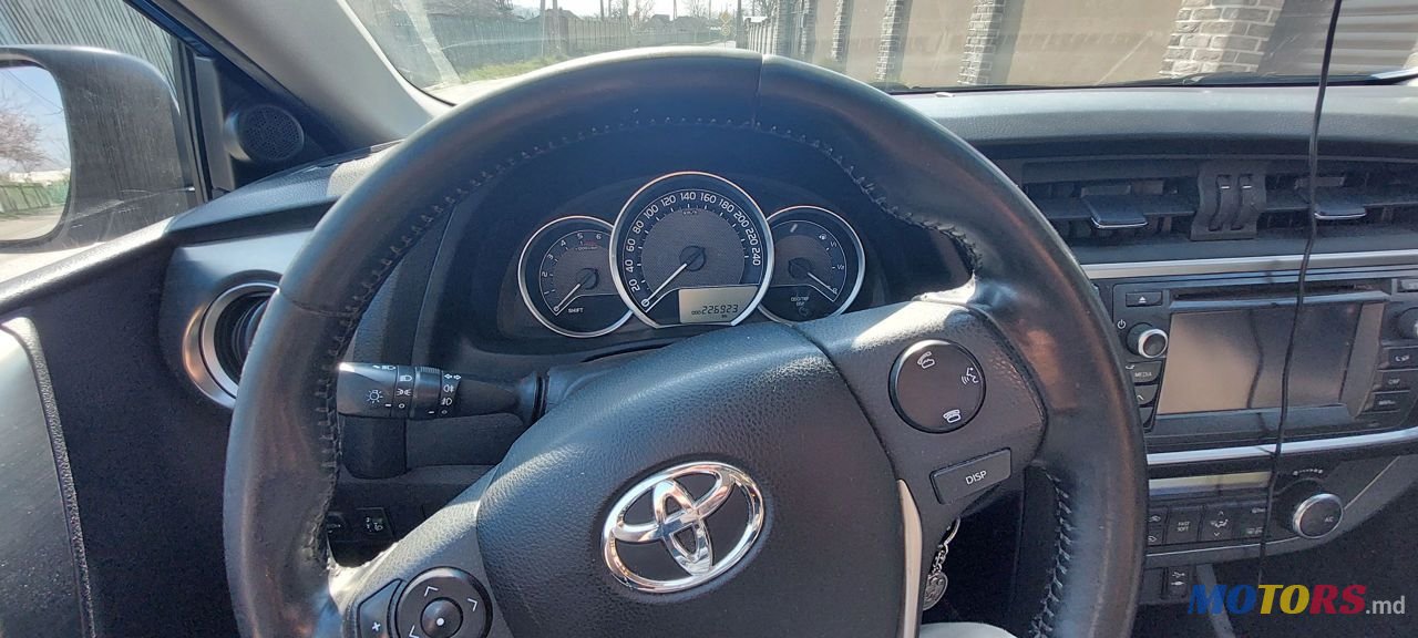 2013' Toyota Auris photo #6