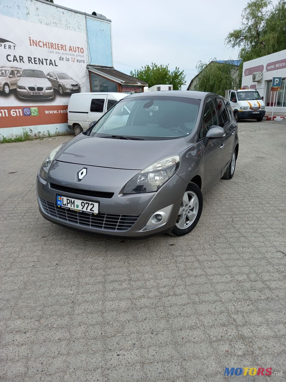 2010' Renault Grand Scenic photo #1