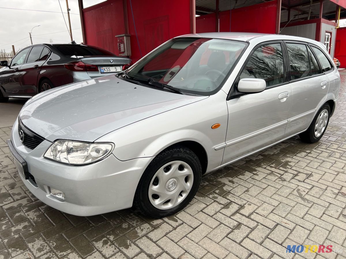 2001' Mazda 323 photo #1