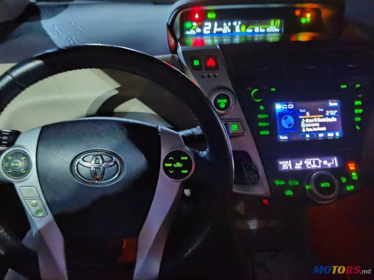 2013' Toyota Prius V photo #6