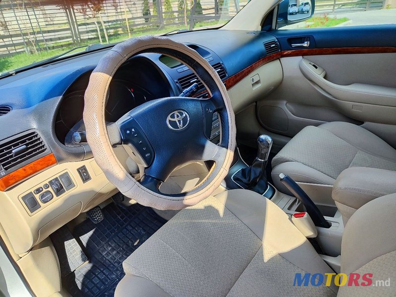 2004' Toyota Avensis photo #2