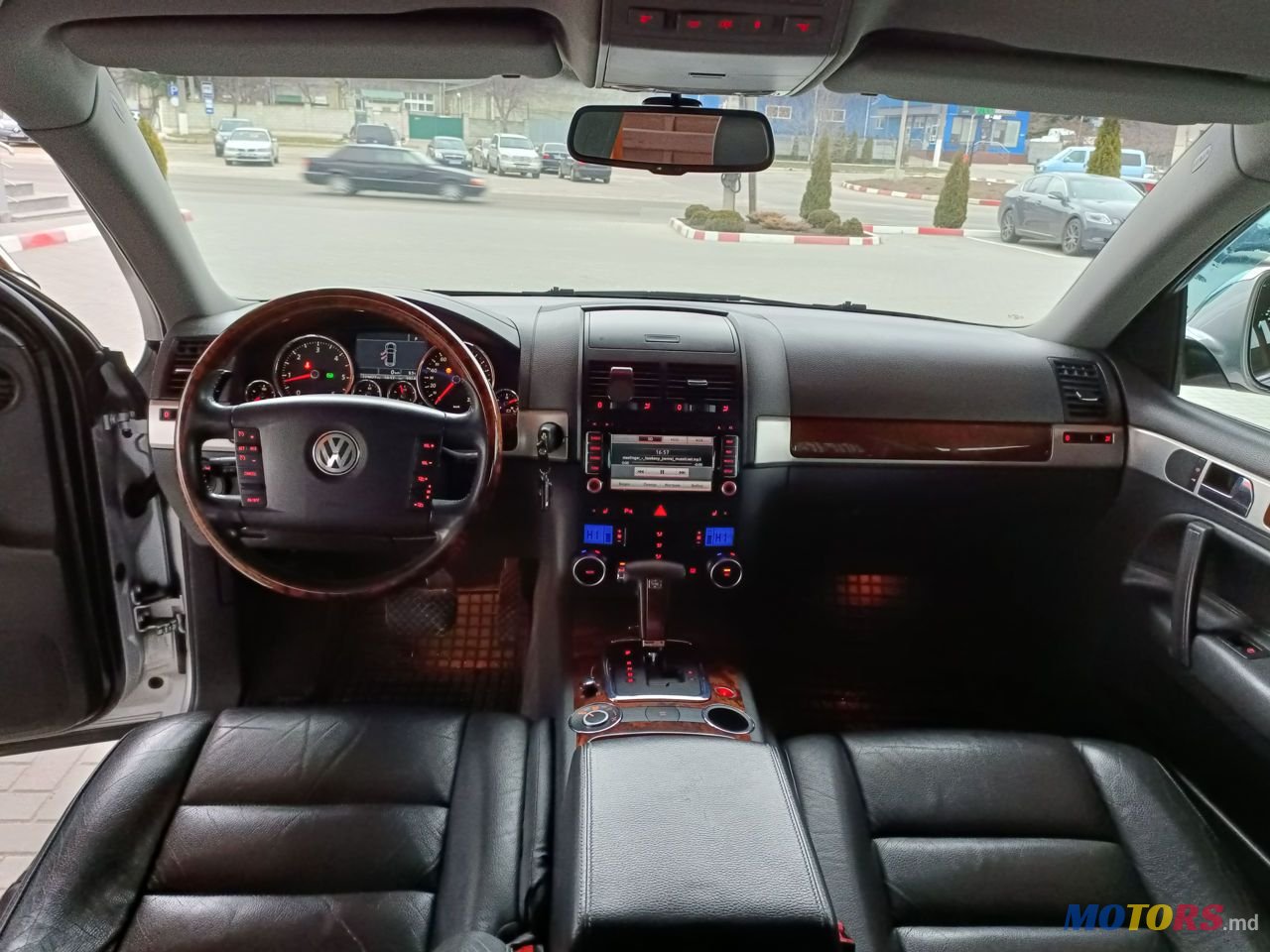 2008' Volkswagen Touareg photo #5