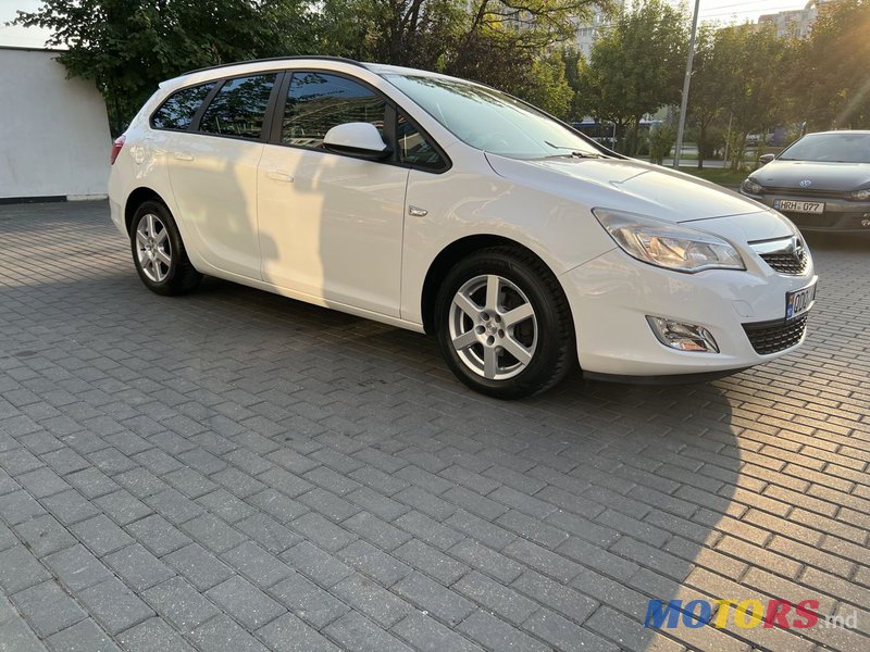 2012' Opel Astra photo #5