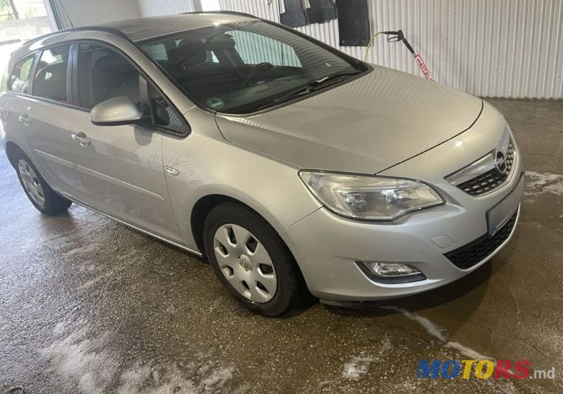 2012' Opel Astra photo #2