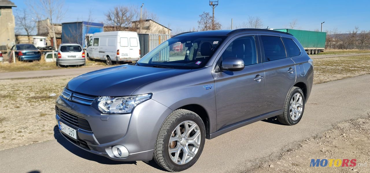 2013' Mitsubishi Outlander photo #4