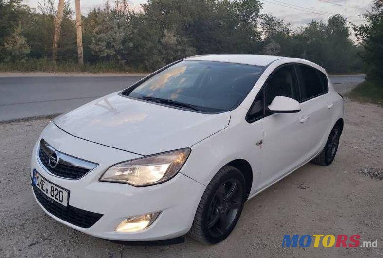 2012' Opel Astra photo #1