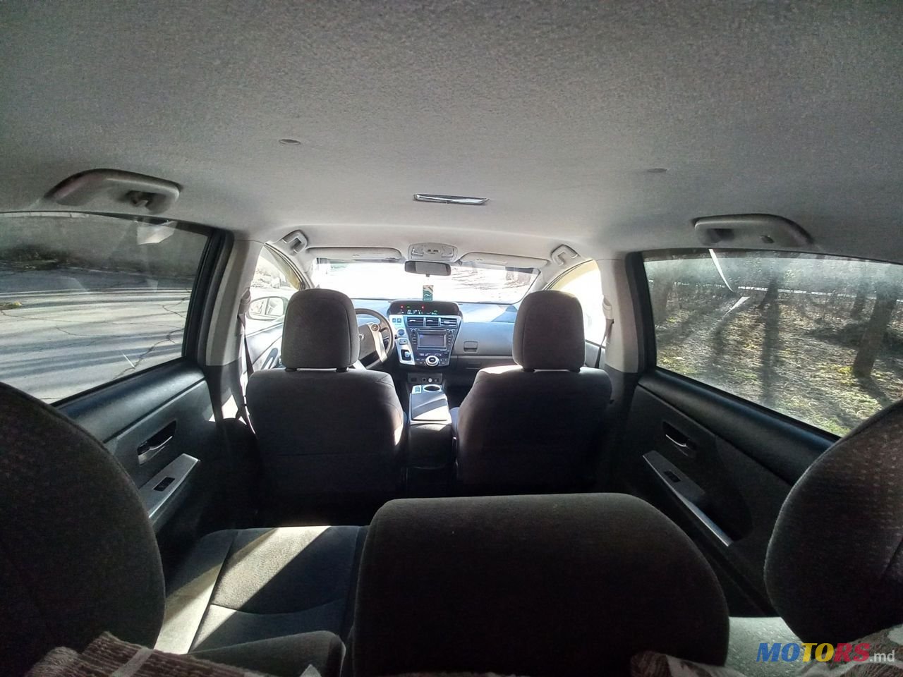 2013' Toyota Prius v photo #5