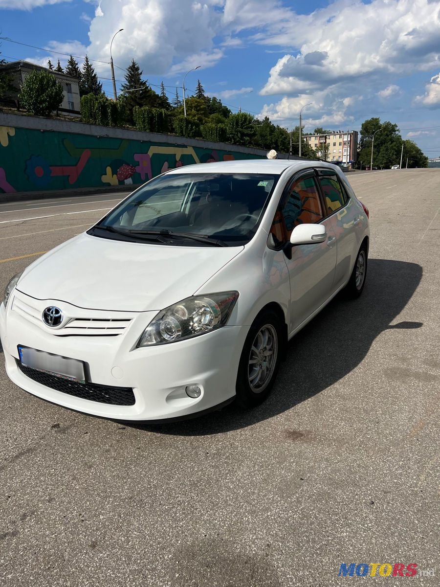2010' Toyota Auris photo #2