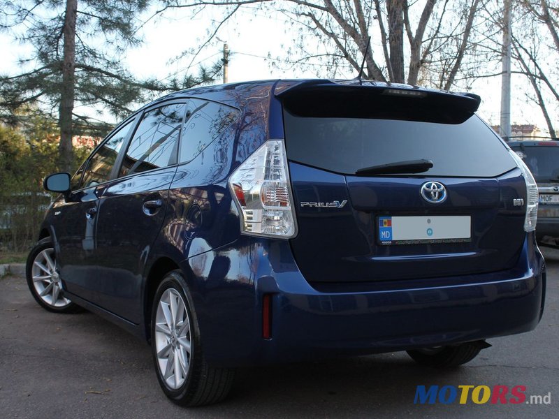 2011' Toyota Prius v photo #5