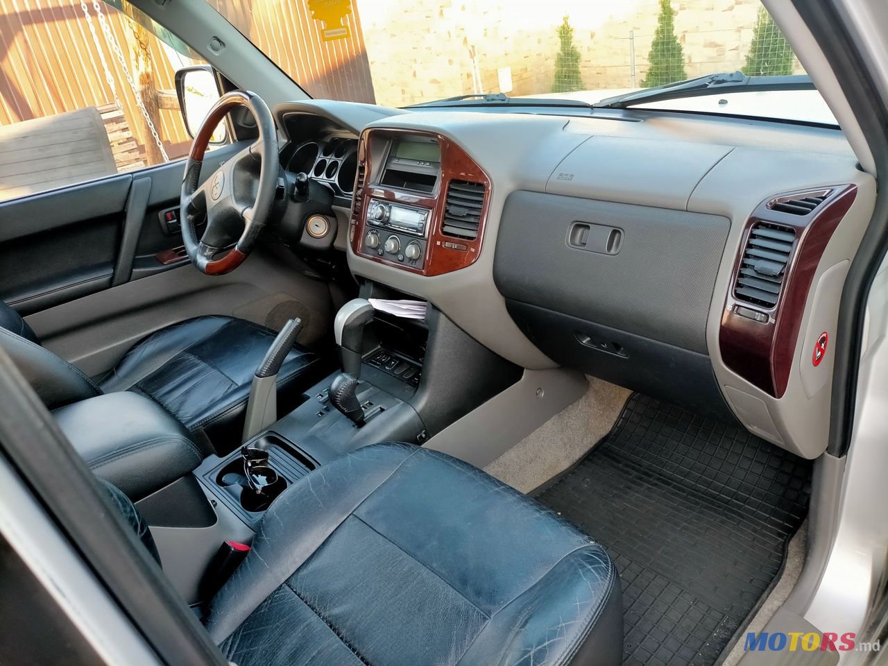 2001' Mitsubishi Pajero photo #6