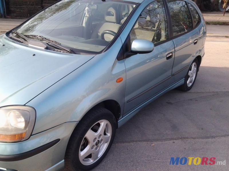 2001' Nissan Almera Tino photo #1