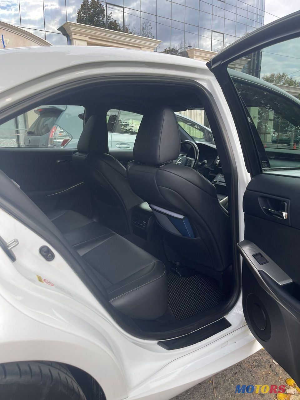 2016' Lexus Is Series photo #4