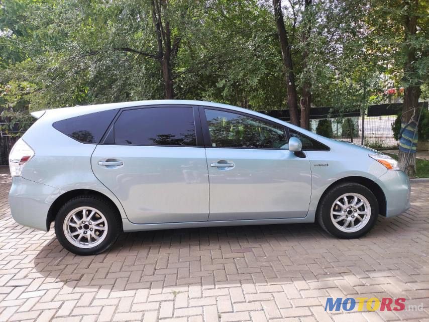 2012' Toyota Prius v photo #3