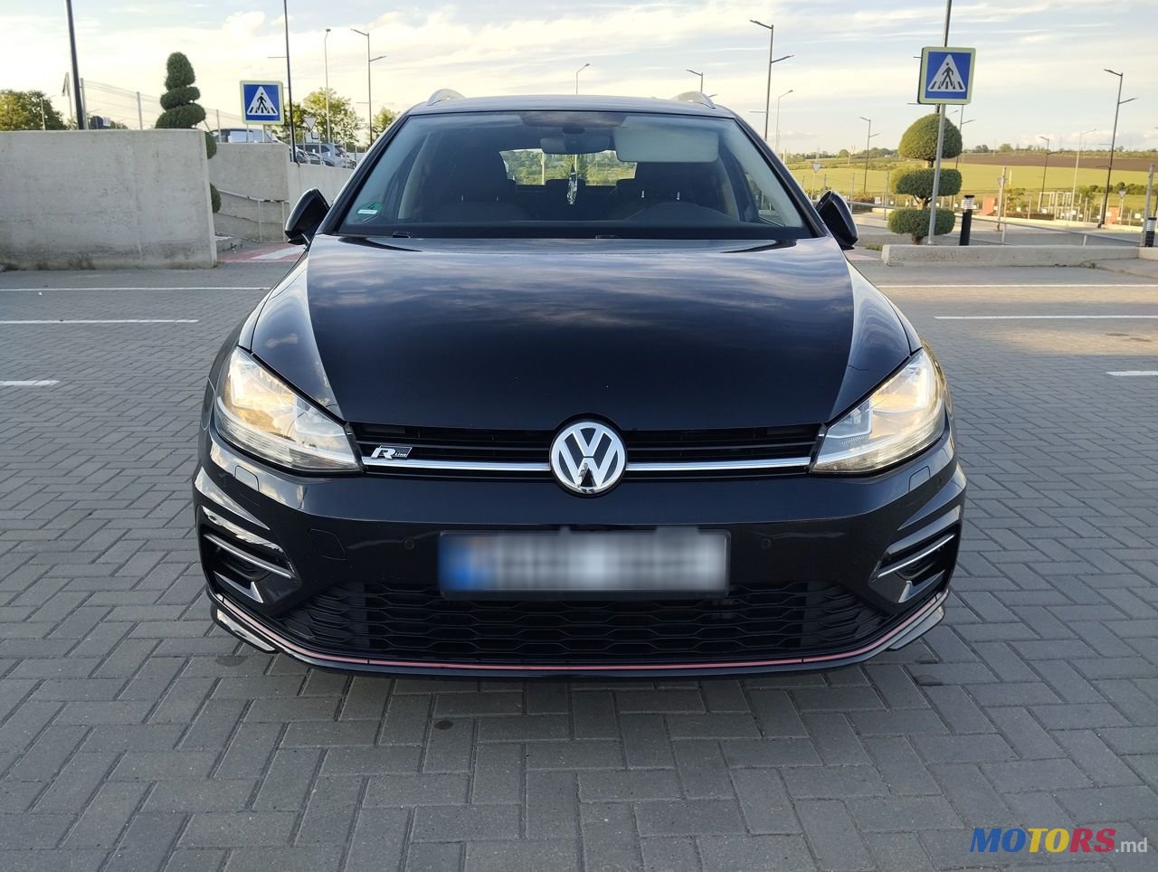 2019' Volkswagen Golf photo #2