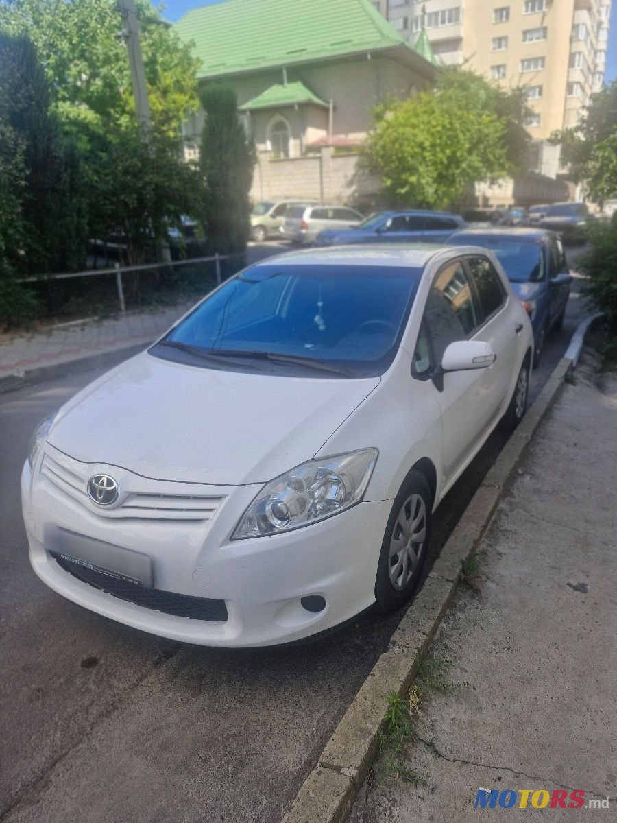 2011' Toyota Auris photo #1