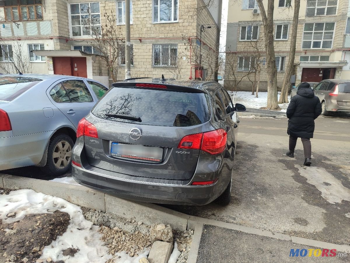 2012' Opel Astra photo #3