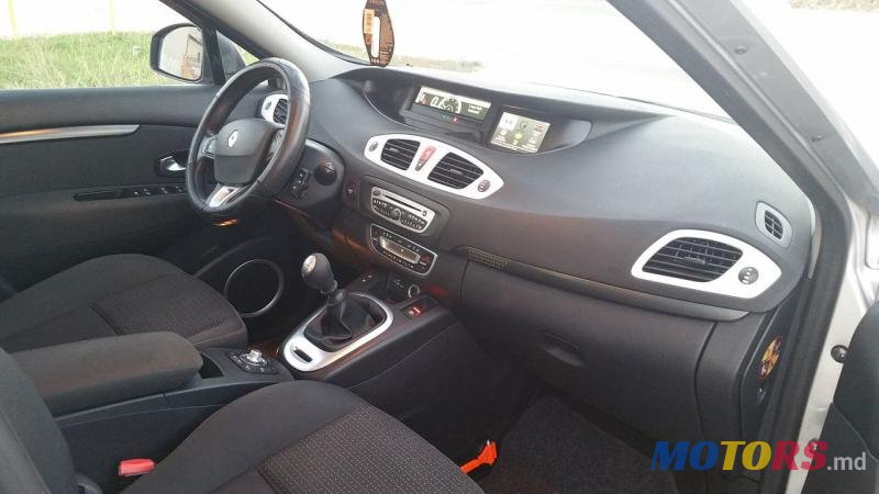 2009' Renault Scenic photo #5