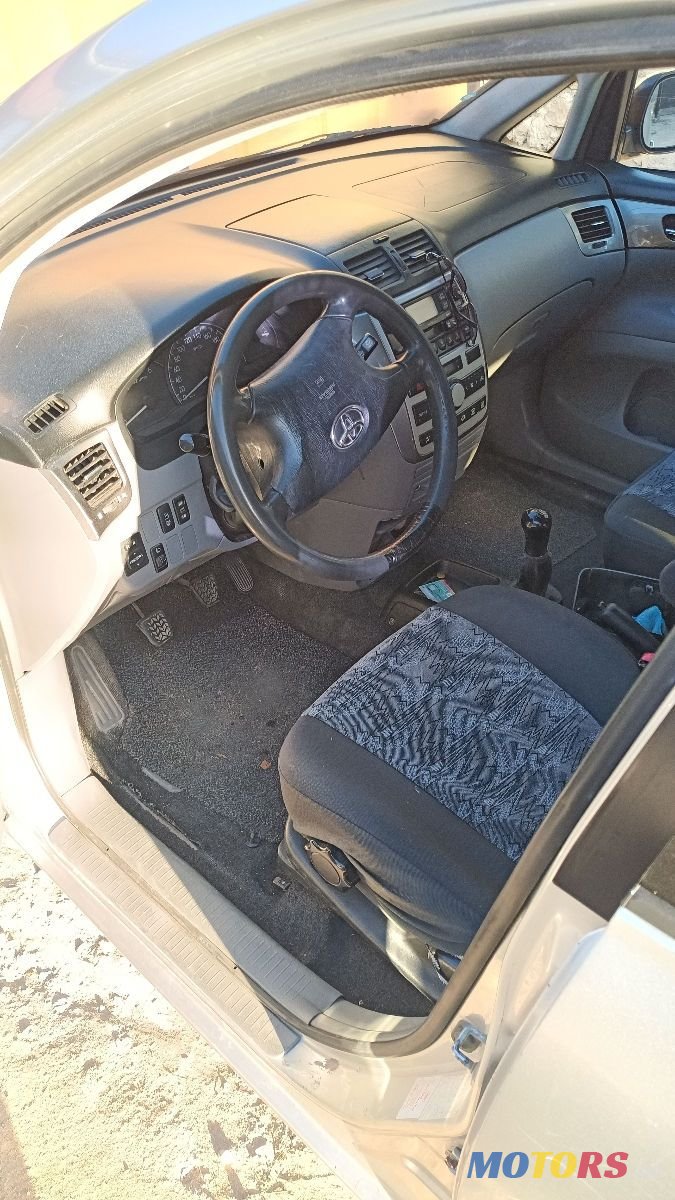2002' Toyota Avensis Verso photo #2