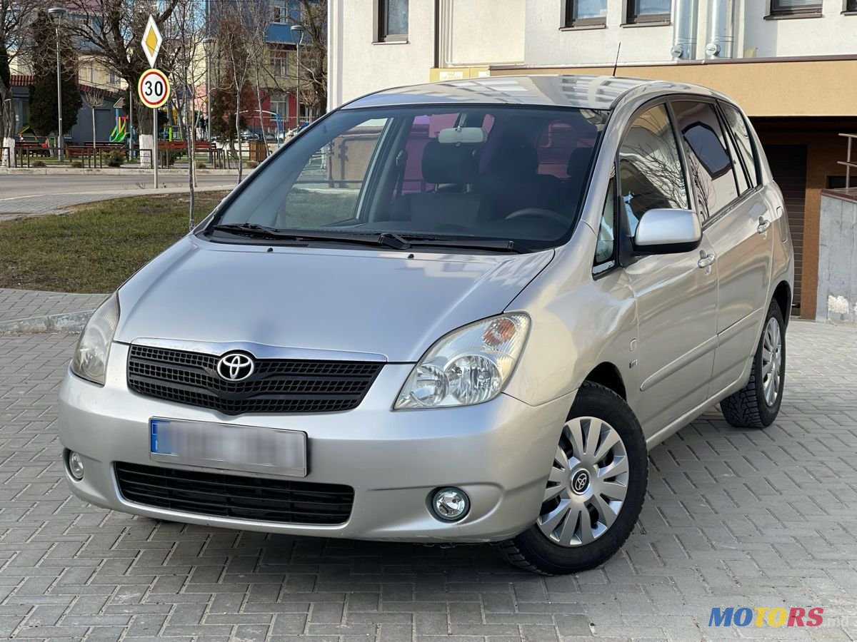 2004' Toyota Corolla Verso photo #1