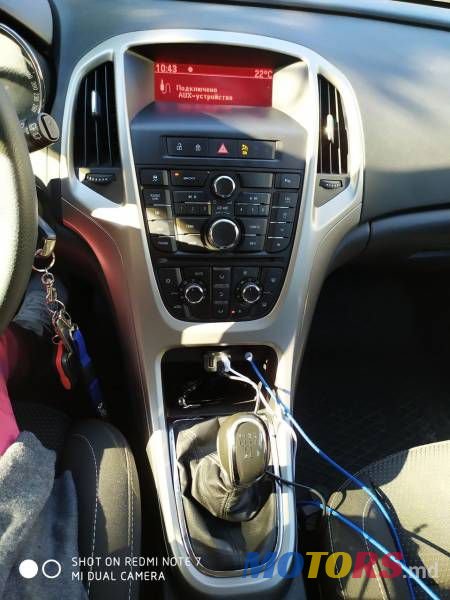 2012' Opel Astra photo #3