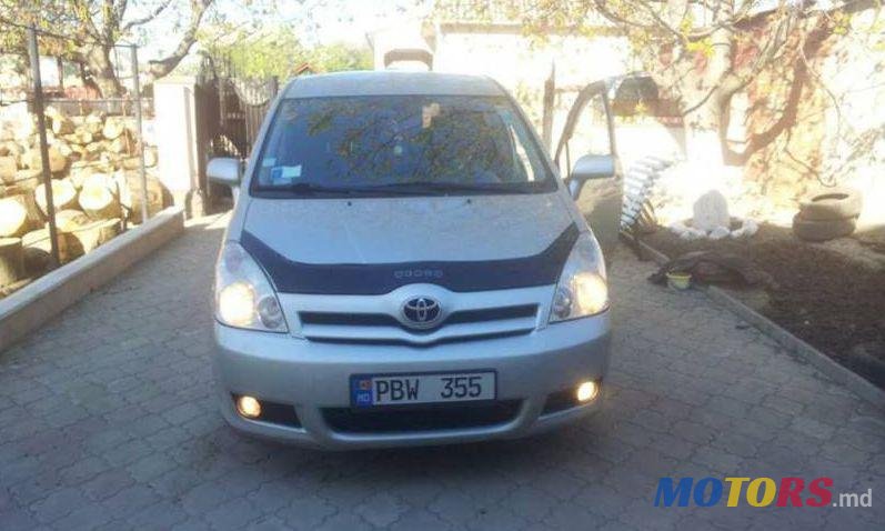 2006' Toyota Corolla Verso photo #1