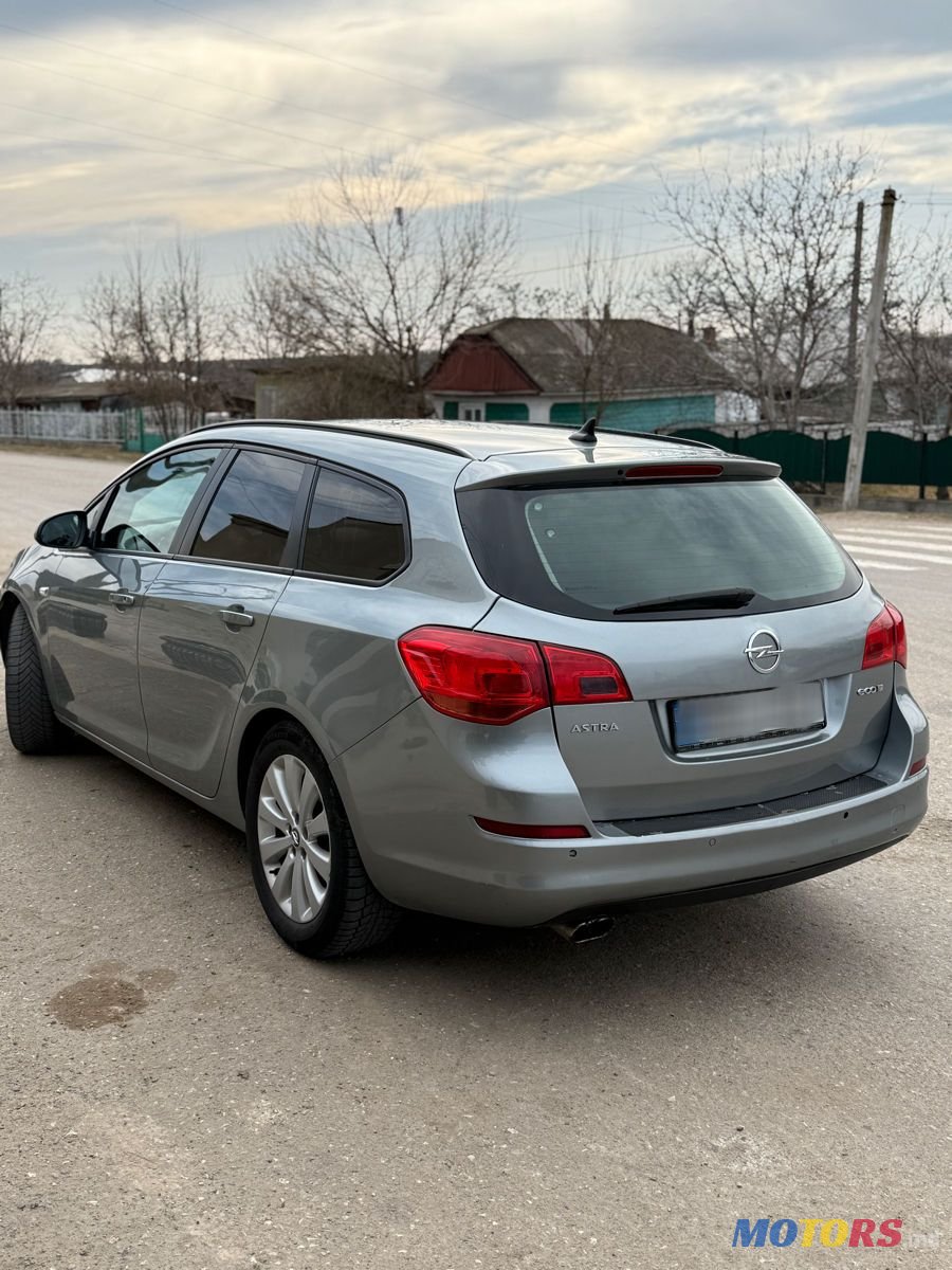 2012' Opel Astra photo #2