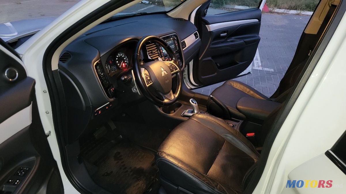 2014' Mitsubishi Outlander photo #3
