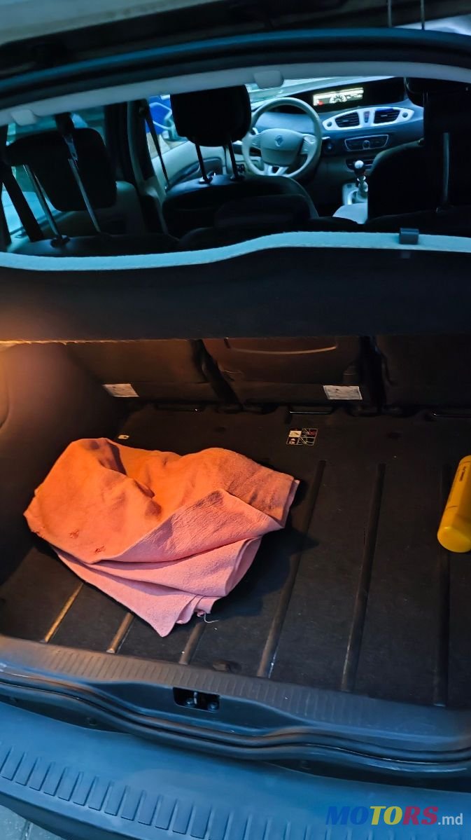 2010' Renault Scenic photo #4