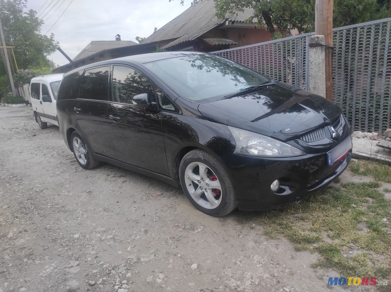 2006' Mitsubishi Grandis photo #2