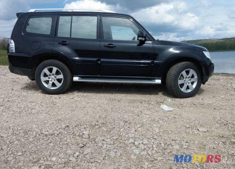 2009' Mitsubishi Pajero photo #2