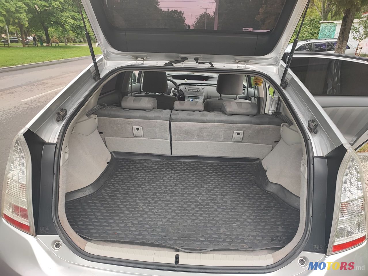 2010' Toyota Prius photo #4