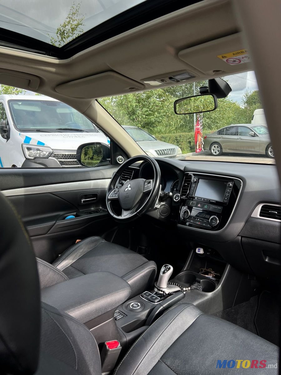 2013' Mitsubishi Outlander photo #6