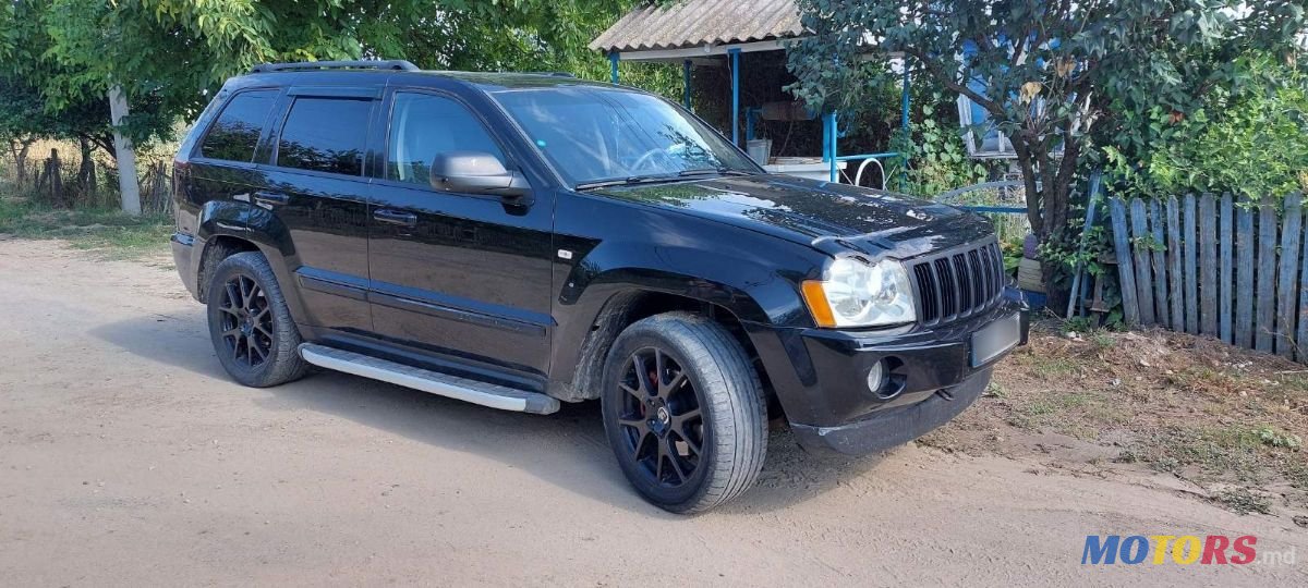 2005' Jeep Grand Cherokee photo #2