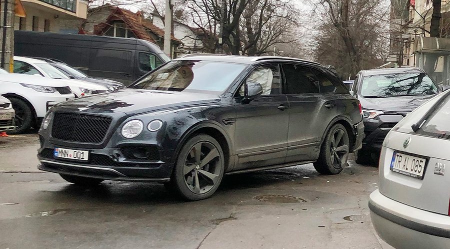 Daună record de 1 milion de lei, achitată proprietarului de Bentley de asigurarea RCA, dintr-un accident din Chişinău