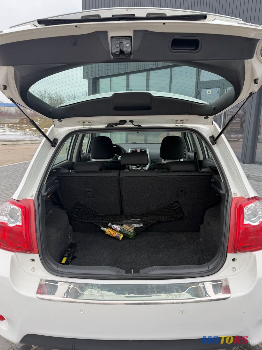 2012' Toyota Auris photo #5