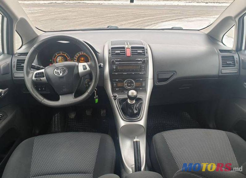 2011' Toyota Auris photo #2