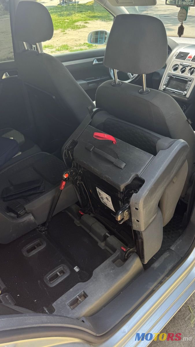 2009' Volkswagen Touran photo #4