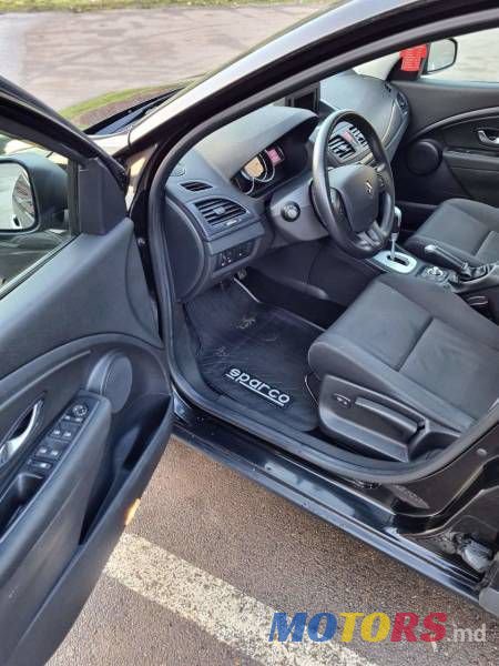 2011' Renault Megane photo #4