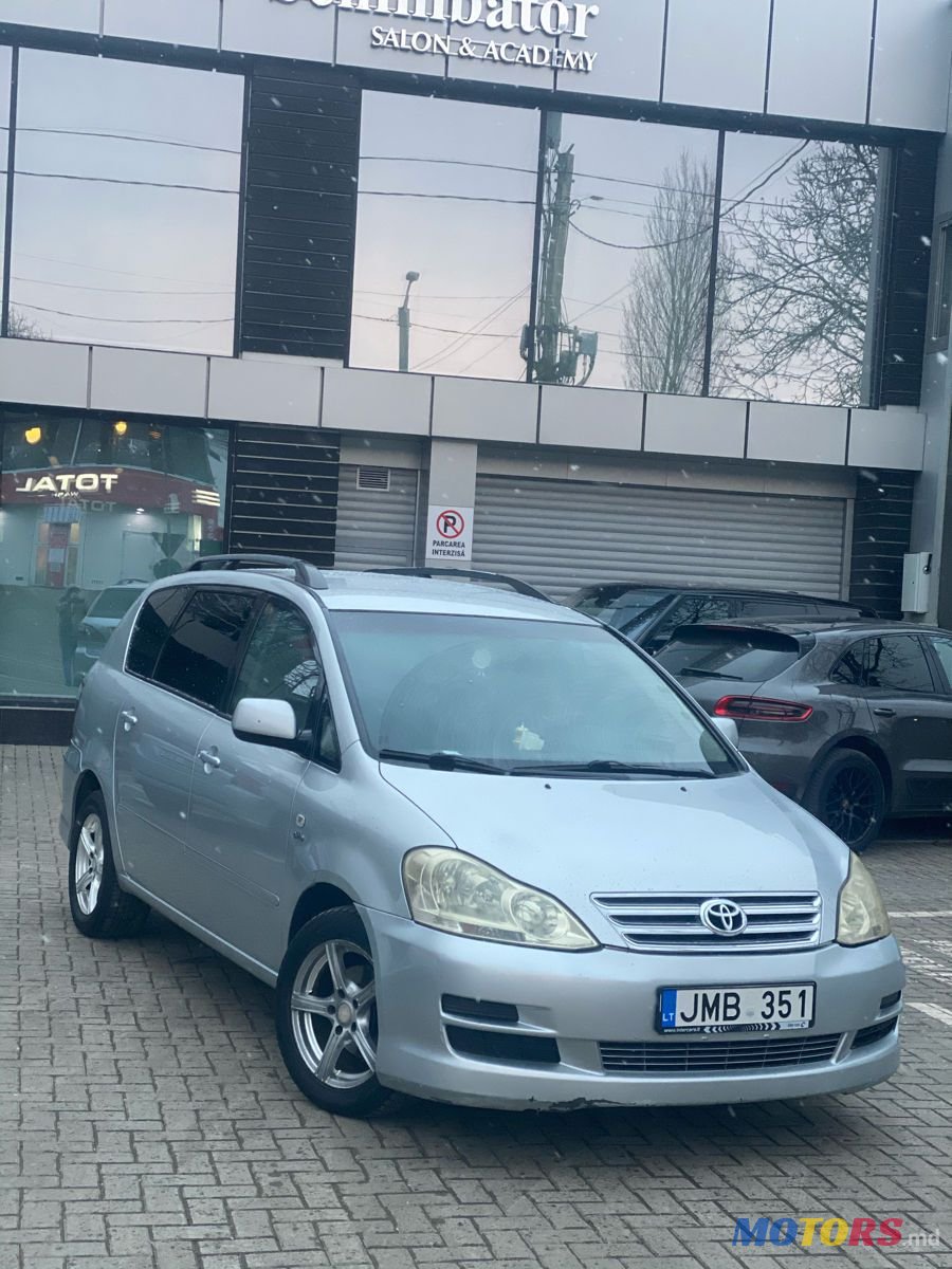 2005' Toyota Avensis Verso photo #1