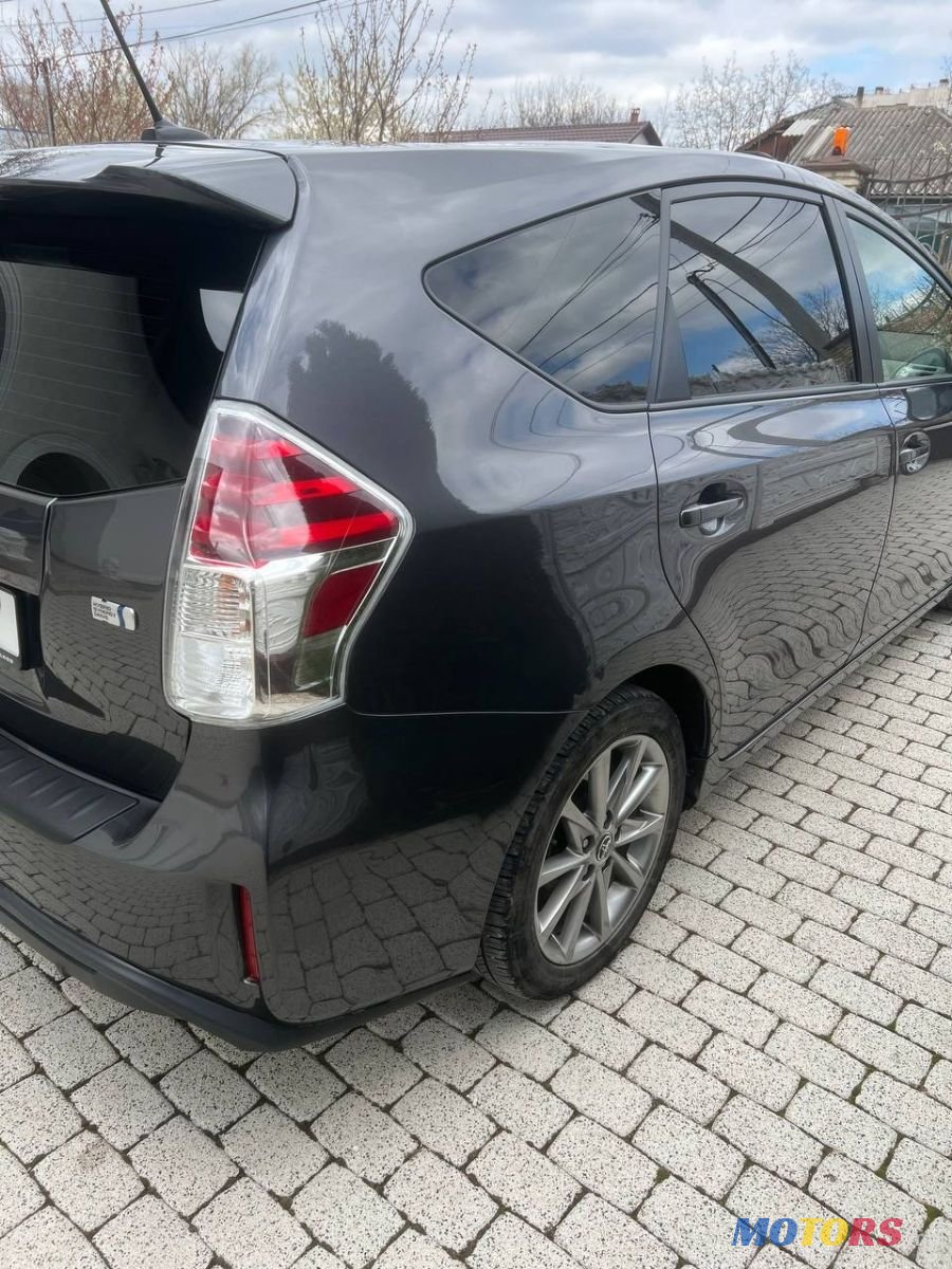 2017' Toyota Prius v photo #4