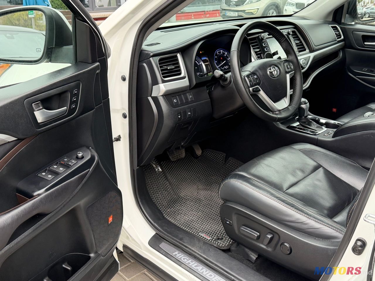 2017' Toyota Highlander photo #5