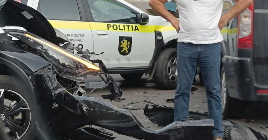 В Кишиневе произошло ДТП: пострадал полицейский