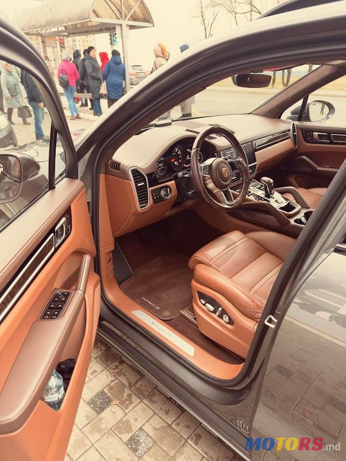 2020' Porsche Cayenne photo #3